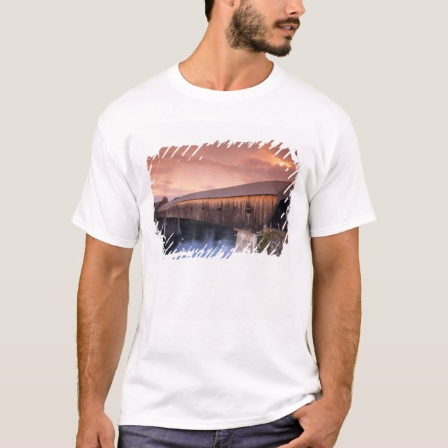 Die längste überdachte Brücke in den Vereinigten S T-Shirt (Vorderseite)