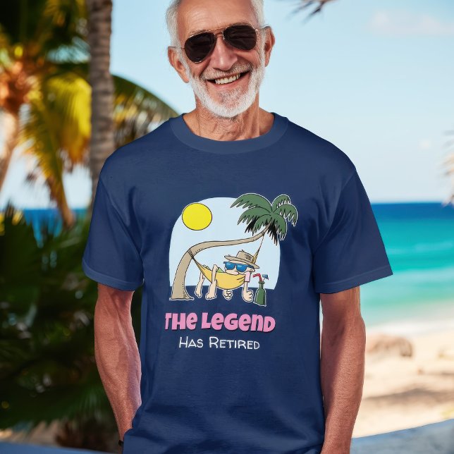 Die Legende hat den lustigen Chill-Hammock-Cartoon T-Shirt (happy retiree on tropical beach)
