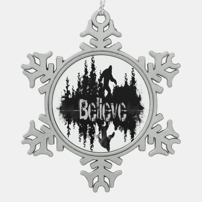 Die Legende Sasquatch, Big Foot Lake Reflection Schneeflocken Zinn-Ornament (Vorderseite)