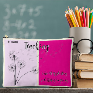 Die Lehre ist das Anpflanzen von Saatgut blassrosa Zubehörtasche