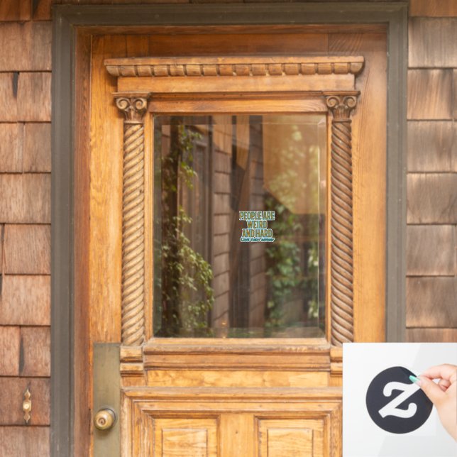 Die Leute sind seltsam und schwer - Liebe sie trot Fensteraufkleber (Haustür)