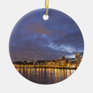 Die Lichter der Stadt spiegeln sich im Fluss Willa Keramik Ornament