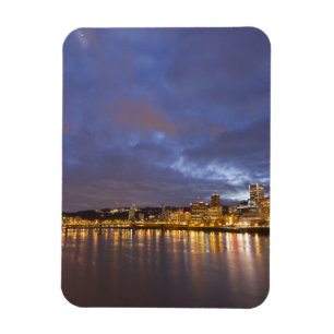 Die Lichter der Stadt spiegeln sich im Fluss Willa Magnet