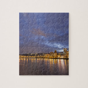 Die Lichter der Stadt spiegeln sich im Fluss Willa Puzzle