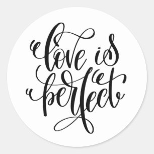 Die Liebe ist perfekt auf klassische Rundaufkleber Runder Aufkleber