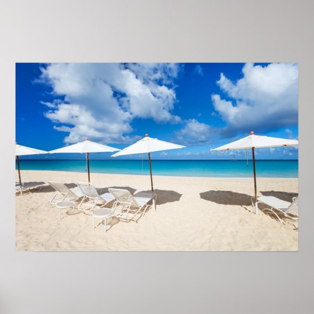 Die Liegestühle am Strand Poster (Vorne)