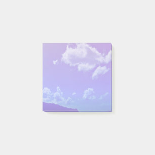 Die Lila Landschaft nach dem it notiert Wolken Post-it Klebezettel