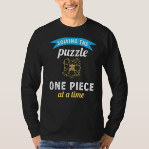 Die Lösung des Puzzles ein Stück nach dem anderen T-Shirt