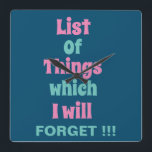 Die lustige Erinnerung für vergessene Menschen Quadratische Wanduhr<br><div class="desc">Funny Erinnerung für vergessene Leute Square Wall Clock mit einem lustigen Zitat aus der Erinnerung - Liste der Dinge,  die ich vergesse !!!</div>