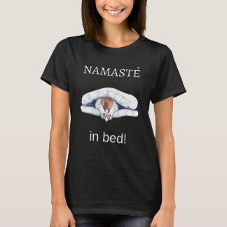 Die lustige Namaste in Bed Dog's Back Legs and Sch T-Shirt
