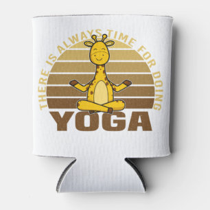 Die lustige niedliche Giraffe macht Yoga. lustige Dosenkühler