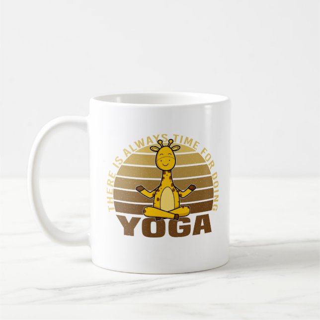 Die lustige niedliche Giraffe macht Yoga. lustige  Kaffeetasse (Links)