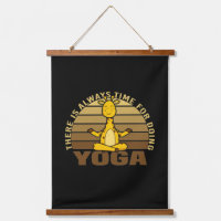 Die lustige niedliche Giraffe macht Yoga. lustige