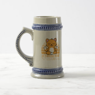 Die lustige niedliche Katze, die Yoga macht. Bierglas