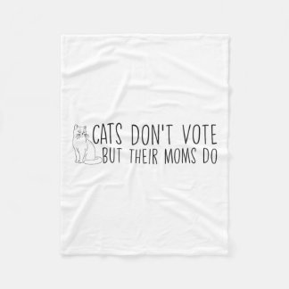 Die lustigen Katzen wählen nicht, aber ihre Mamas Fleecedecke