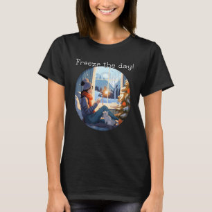 Die lustigen Tage zu Hause mit Katze im gemütliche T-Shirt