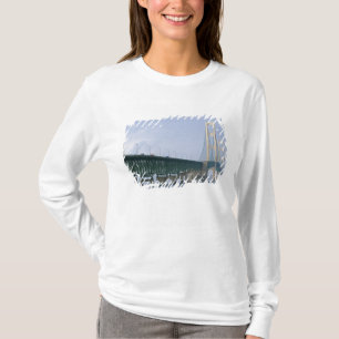 Die Mackinac Bridge über die Straße von 2 T-Shirt
