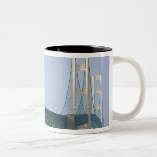 Die Mackinac Bridge überspannt die Straits of 2 Zweifarbige Tasse