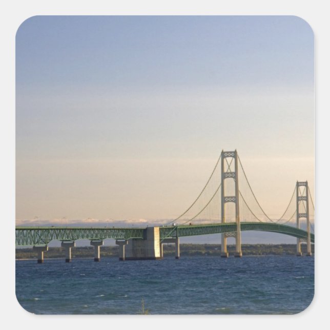 Die Mackinac-Brücke, die über die Straße von 3 Quadratischer Aufkleber (Vorderseite)