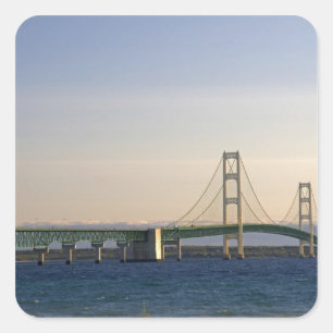 Die Mackinac-Brücke, die über die Straße von 3 Quadratischer Aufkleber