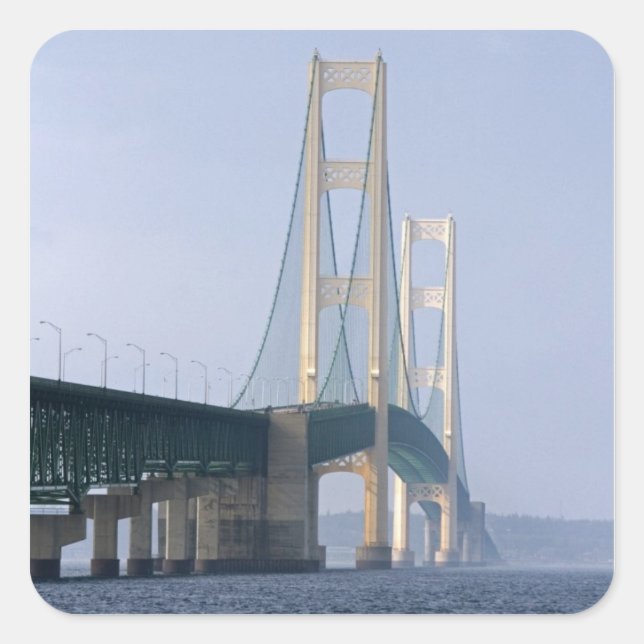 Die Mackinac-Brücke, die über die Straße von Quadratischer Aufkleber (Vorderseite)