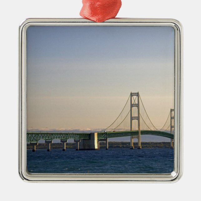 Die Mackinac-Brücke über die Straße 3 Ornament Aus Metall (Vorne)