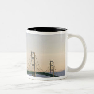 Die Mackinac-Brücke über die Straße 3 Zweifarbige Tasse