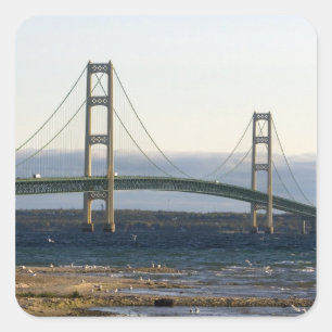 Die Mackinac-Brücke über die Straße 4 Quadratischer Aufkleber