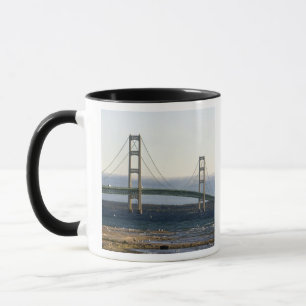 Die Mackinac-Brücke über die Straße 4 Tasse