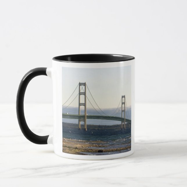 Die Mackinac-Brücke über die Straße 4 Tasse (Links)