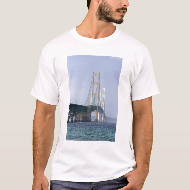 Die Mackinac-Brücke über die Straße von T-Shirt (Vorderseite)