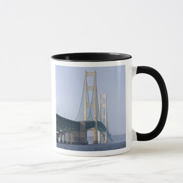 Die Mackinac-Brücke über die Straße von Tasse (Rechts)