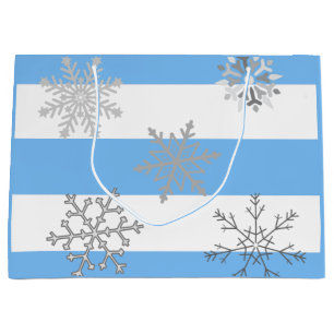 Die Magie eines ersten Schnees auf einem Große Geschenktüte