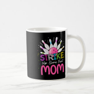 Die Mama des Geburtstagskameraden Bowlin erwischen Kaffeetasse