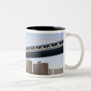 Die Manhattan Bridge über den East River Zweifarbige Tasse