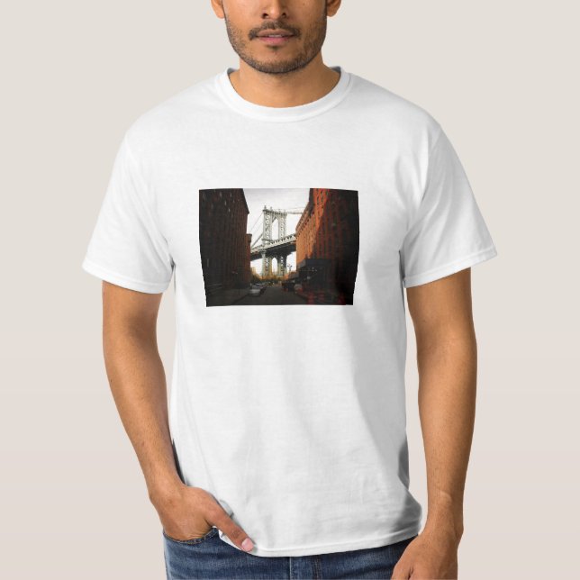 Die Manhattan-Brücke, eine Straßen-Ansicht T-Shirt (Vorderseite)