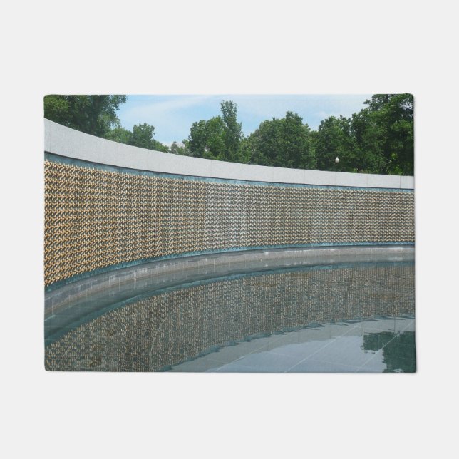 Die Mauer zur Erinnerung an den Zweiten Weltkrieg  Fußmatte (Vorderseite)