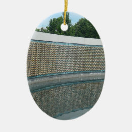 Die Mauer zur Erinnerung an den Zweiten Weltkrieg  Keramikornament
