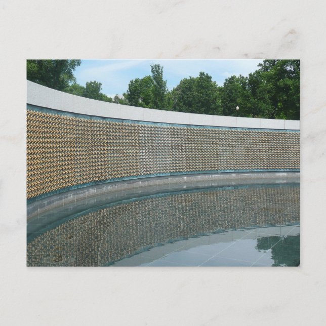 Die Mauer zur Erinnerung an den Zweiten Weltkrieg  Postkarte (Vorderseite)