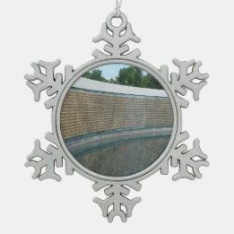 Die Mauer zur Erinnerung an den Zweiten Weltkrieg  Schneeflocken Zinn-Ornament