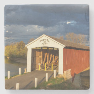 Die Medora Covered Bridge, erbaut 1875 Steinuntersetzer