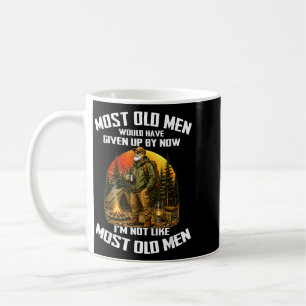 Die meisten alten Männer hätten aufgegeben, nicht Kaffeetasse