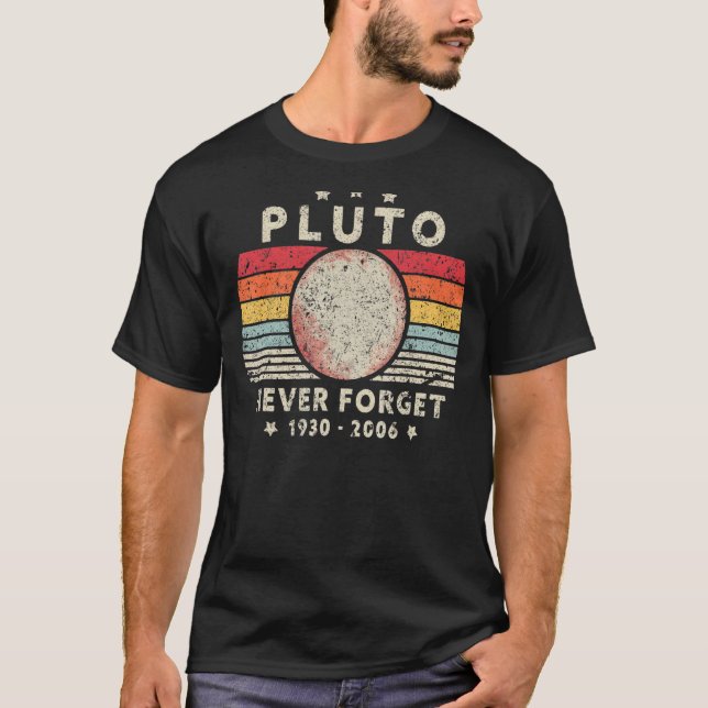 Die Menner vergessen nie Pluto Planet Retro Style  T-Shirt (Vorderseite)