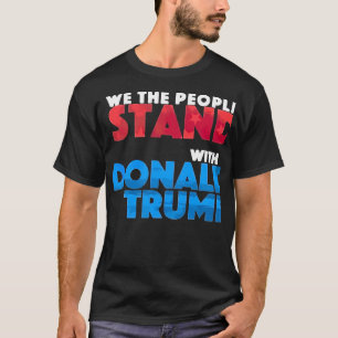 Die Menschen stehen mit Donald Trump T-Shirt