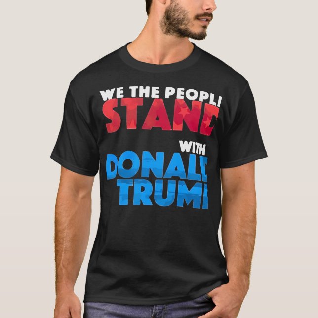 Die Menschen stehen mit Donald Trump T-Shirt (Vorderseite)