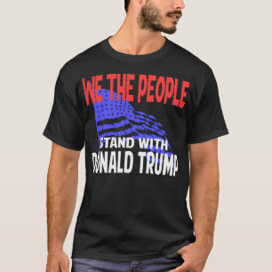 Die Menschen stehen mit Donald Trump T-Shirt