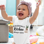 Die moderne Küche von Oma ist immer ein bestes Ges Baby Strampler<br><div class="desc">Herzlich willkommen in der Küche von Großma, wo Liebe und Wärme immer auf der Speisekarte stehen! Genießen Sie Ihre Lieblingsgroßmutter mit diesem charmanten Geschenkartikel aus Zazzle. Ob Muttertag, Geburtstag oder einfach nur Wertschätzung, dieser nachdenkliche Gegenstand bringt ihr sicher ein Lächeln ins Gesicht.Überraschungsgranma mit einem Geschenk, das ihre kulinarischen Talente und...</div>