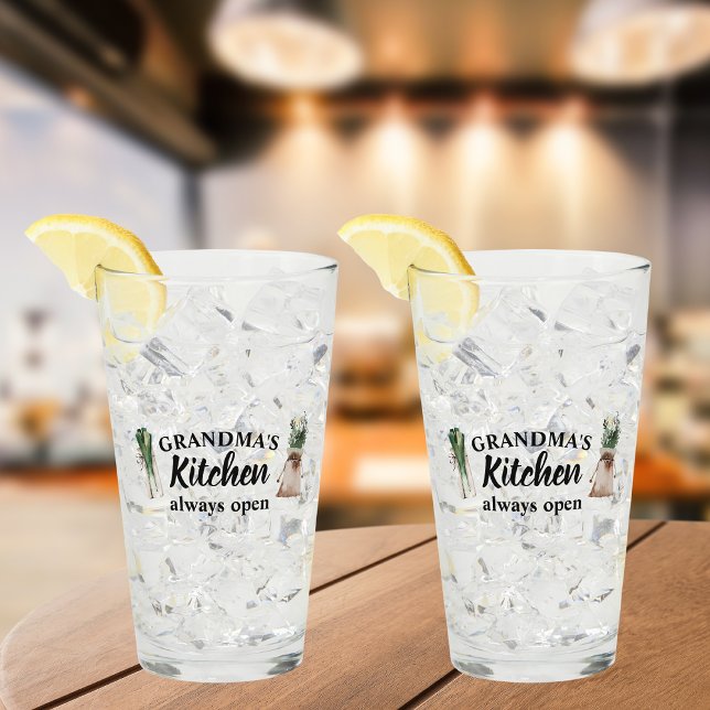 Die moderne Küche von Oma ist immer ein bestes Ges Glas (Von Creator hochgeladen)