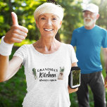 Die moderne Küche von Oma ist immer ein bestes Ges T-Shirt<br><div class="desc">Herzlich willkommen in der Küche von Großma, wo Liebe und Wärme immer auf der Speisekarte stehen! Genießen Sie Ihre Lieblingsgroßmutter mit diesem charmanten Geschenkartikel aus Zazzle. Ob Muttertag, Geburtstag oder einfach nur Wertschätzung, dieser nachdenkliche Gegenstand bringt ihr sicher ein Lächeln ins Gesicht.Überraschungsgranma mit einem Geschenk, das ihre kulinarischen Talente und...</div>
