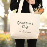 Die moderne Opma's Bag Fun Typografie Minimalistis Jumbo Stoffbeutel<br><div class="desc">Die Tasche der großen modernen Großmutter ist ein stilvolles und funktionelles Accessoire, das das Beste beider Welten verbindet: lustige und spielerische Typografie mit einem minimalistischen Design, das sie vielseitig und leicht mit jedem Outfit zu tragen macht und eine Touch von Eleganz und Eleganz in das Gesamtbild fügt. Das typografische Design...</div>